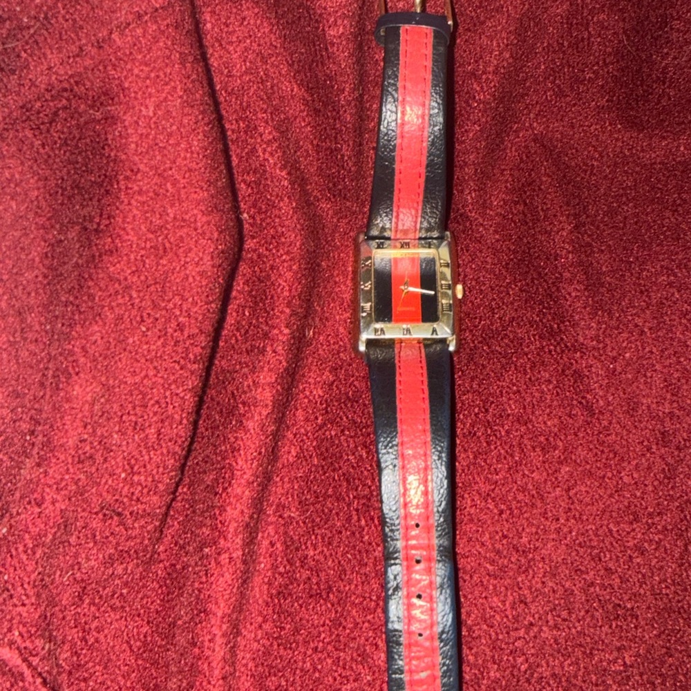 Gucci Blue and Red leather 9000L vintage Watch